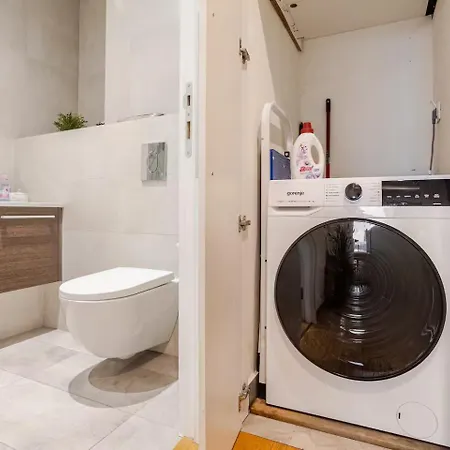 Waterfront Luxury Pool & Gym Apartment