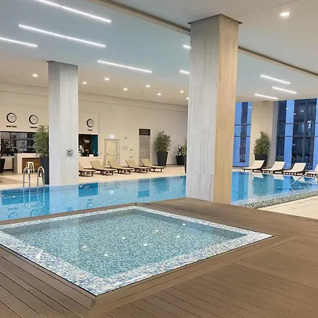 Waterfront Luxury Pool & Gym Apartment *