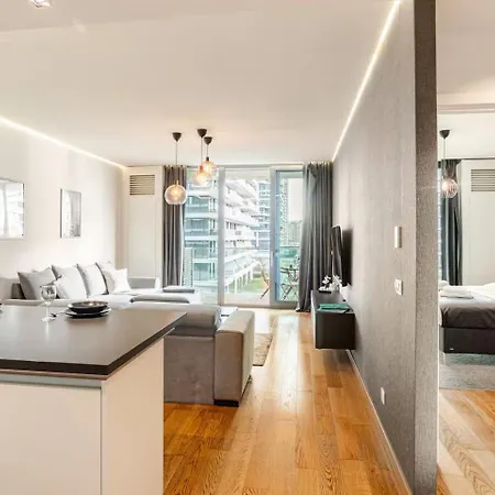 Waterfront Luxury Pool & Gym Apartment *