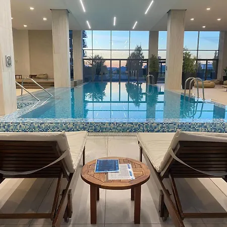Waterfront Luxury Pool & Gym Apartment