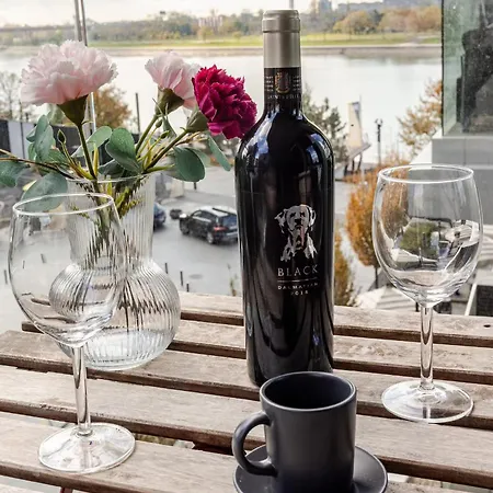 Waterfront Luxury Pool & Gym *